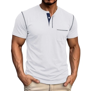 Dettaglio maglietta Henley da uomo con cuciture a contrasto blu e bottoni su tessuto bianco