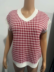 Détail du gilet en tricot à carreaux rouge et blanc avec col en V et bords côtelés
