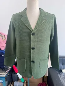 Détails du cardigan vert foncé en maille gaufrée avec col à revers et poches plaquées