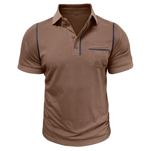 Détail d'un polo marron montrant la patte à trois boutons et la poche poitrine bordée de bleu
