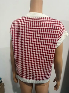 Vue détaillée du dos d'un pull sans manches en maille pied-de-poule rouge et blanc