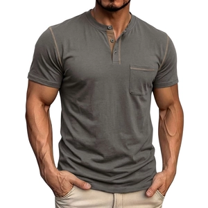 Dettaglio di una maglietta Henley grigio-verde con chiusura a tre bottoni e taschino