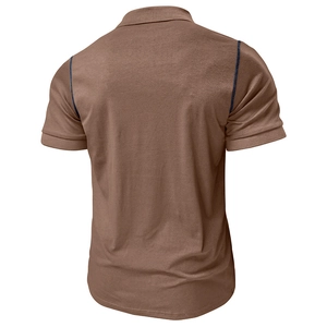 Détail d'un polo marron pour homme avec des coutures contrastées bleues sur l'épaule
