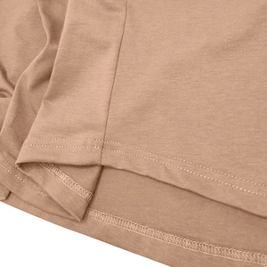 Vue détaillée de l'ourlet à double surpiqûre sur un t-shirt de fitness en maille marron