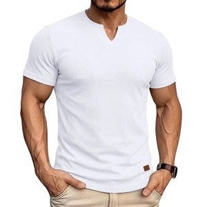 Dettaglio di t-shirt bianca a costine slim fit con scollo a V e toppa decorativa in pelle