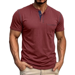 Dettaglio di maglietta Henley slim terracotta con abbottonatura blu a contrasto e taschino