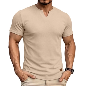 T-shirt slim da uomo con scollo a V in tessuto a costine kaki e etichetta in pelle