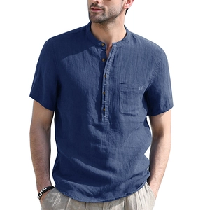 Dettaglio del tessuto in cotone lino blu scuro e collo Henley sulla camicia corta