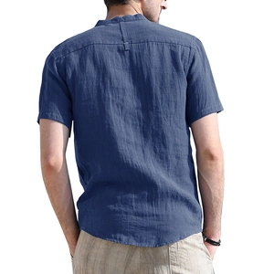 Dettaglio posteriore della camicia da uomo in cotone e lino blu scuro con trama traspirante
