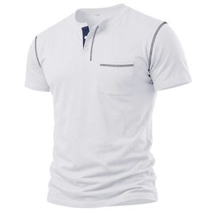 Dettaglio di una maglia Henley bianca con cuciture a contrasto e un taschino sul petto