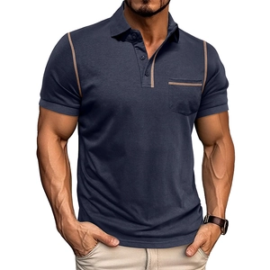 Détail d'un polo pour hommes avec passepoil contrasté sur la poche et patte à trois boutons