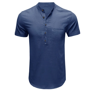 Dettaglio della maglia Henley da uomo in cotone e lino blu navy con tasca sul petto