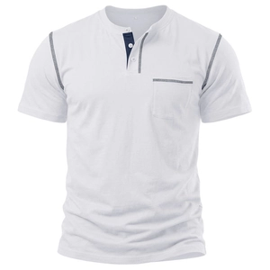 Dettaglio maglietta Henley bianca con cuciture a contrasto e abbottonatura blu navy