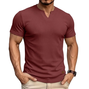 Dettaglio della t-shirt slim fit da uomo rosso mattone con trama in tessuto a coste verticali