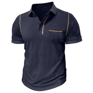 Détails du polo bleu marine avec coutures contrastées et une poche sur la poitrine