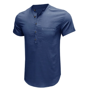 Dettaglio della maglia Henley blu in cotone e lino con abbottonatura e taschino sul petto