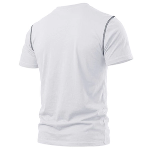 Vista posteriore di una t-shirt bianca in cotone con cuciture a contrasto sulle spalle