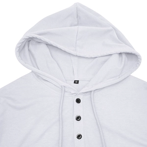 Détail d'un t-shirt à capuche blanc avec boutons noirs et étiquette intérieure M