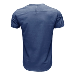 Dettaglio della trama in cotone lino blu e cucitura posteriore della spalla della camicia