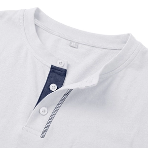 Dettaglio del colletto della maglia Henley bianca con abbottonatura a contrasto blu navy