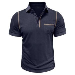 Détail d'un polo homme bleu marine avec surpiqûres contrastées marron sur la poche poitrine