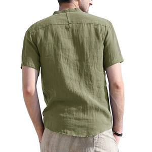 Dettaglio del retro della camicia in lino verde oliva con nastro verticale sul colletto