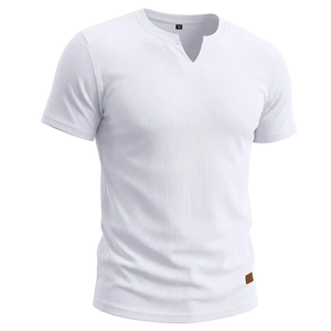 Dettaglio del tessuto a costine bianco su una maglietta da uomo con scollo a V e logo in pelle