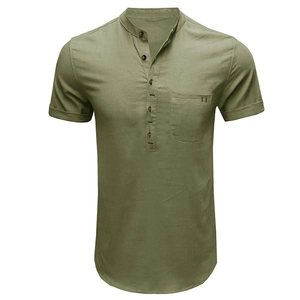 Dettaglio della camicia Henley in cotone e lino verde oliva con bottoni in legno e tasca