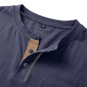 Dettaglio del colletto della maglia Henley blu navy con bordo marrone e taglia XL
