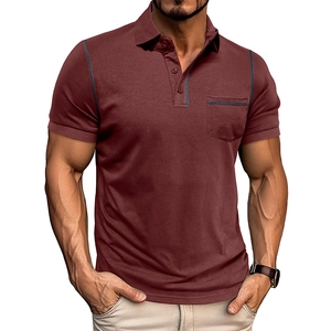 Détail d'un polo bordeaux avec patte à trois boutons et coutures contrastées sur la poche