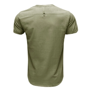 Dettaglio del retro della camicia Henley in lino verde oliva con cuciture decorative