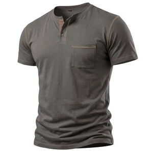 Dettaglio della maglia Henley verde militare con cuciture a contrasto e taschino