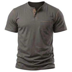 Dettaglio maglia Henley grigia con tre bottoni e raffinate cuciture marroni a contrasto