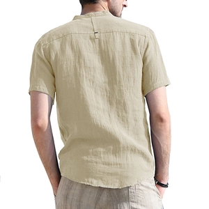 Vista dettagliata del retro di una camicia di lino da uomo con cuciture e trama del tessuto