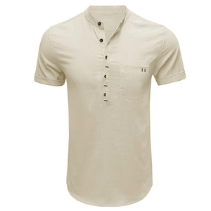 Dettaglio camicia Henley beige in cotone lino con bottoni in legno e texture taschino petto