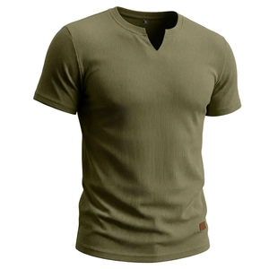Dettaglio di una t-shirt verde militare con scollo a V, trama a coste e patch in pelle