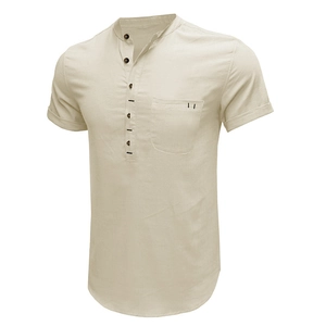 Dettaglio della trama in lino traspirante e bottoni in legno scuro su maglia Henley beige