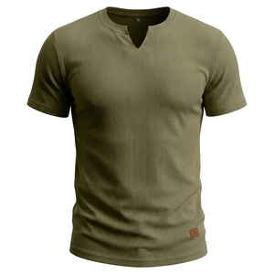 Dettaglio del tessuto a costine verde militare e scollo a V sulla t-shirt uomo aderente
