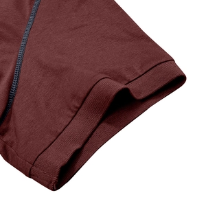 Détail rapproché des poignets côtelés et des surpiqûres noires du polo bordeaux
