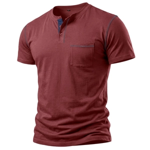 Dettaglio della maglia Henley bordeaux con abbottonatura, taschino e cuciture a contrasto