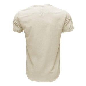 Vista dettagliata della camicia in lino con piega posteriore e trama del tessuto