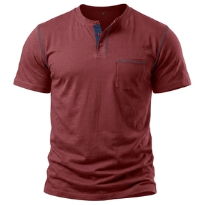 Dettaglio maglia Henley bordeaux con abbottonatura a tre bottoni e cuciture a contrasto