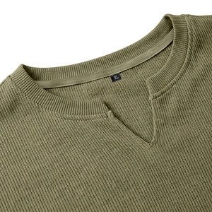 Dettaglio della cucitura scollo a V e trama tessuto a coste sulla t-shirt uomo verde oliva