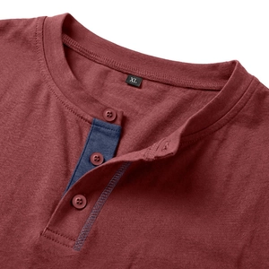 Dettaglio ravvicinato di una maglia Henley bordeaux con scollo blu a contrasto e taglia XL