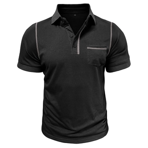 Détail du polo noir pour hommes avec coutures grises contrastées et poche sur la poitrine