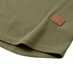 Dettaglio dell'orlo in maglia a coste verde militare con una toppa decorativa in cuoio