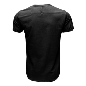 Dettaglio del retro di una camicia Henley nera in cotone e lino con etichetta tessuta