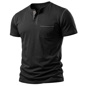 Dettaglio dello scollo Henley nero con bottoni, taschino sul petto ed etichetta XL