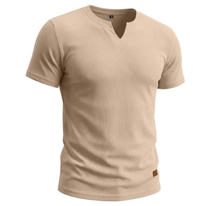 Dettaglio della t-shirt color albicocca con scollo a V, trama a costine e logo in pelle