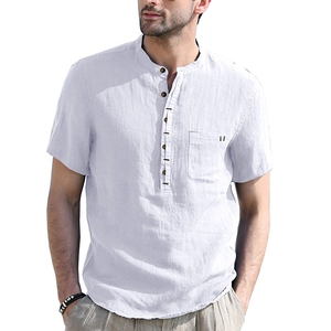 Dettaglio camicia in cotone e lino azzurro con colletto alla coreana e tasca sul petto